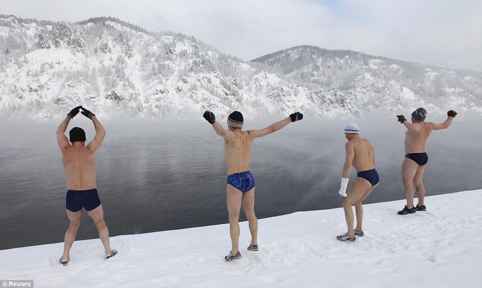 Freezing-Winter-Ice-Swimming-Bath-In-Russia-5